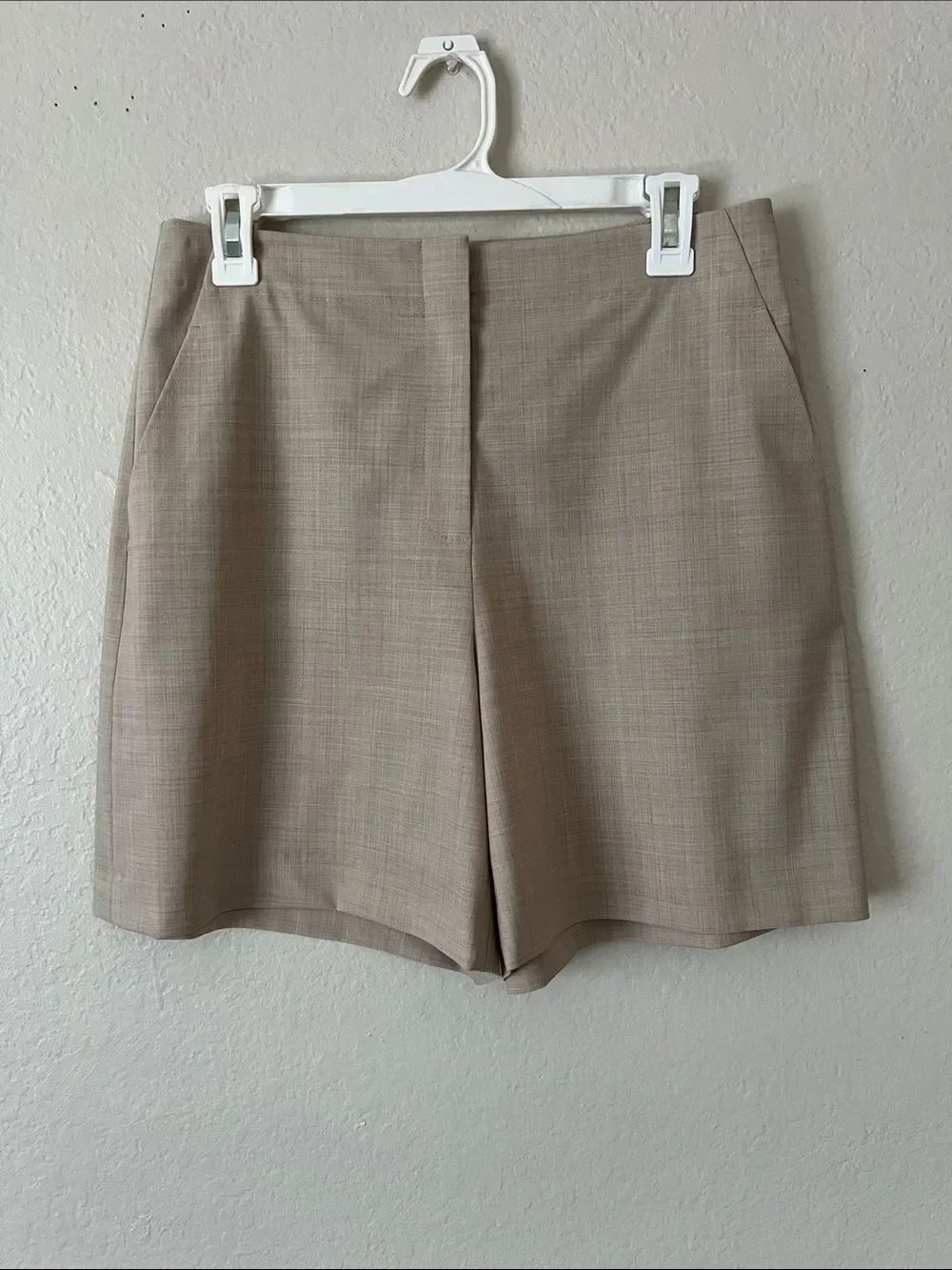 NWT LAFAYETTE148 Wool Blend Classic Tailored Shorts Beige in Size 4